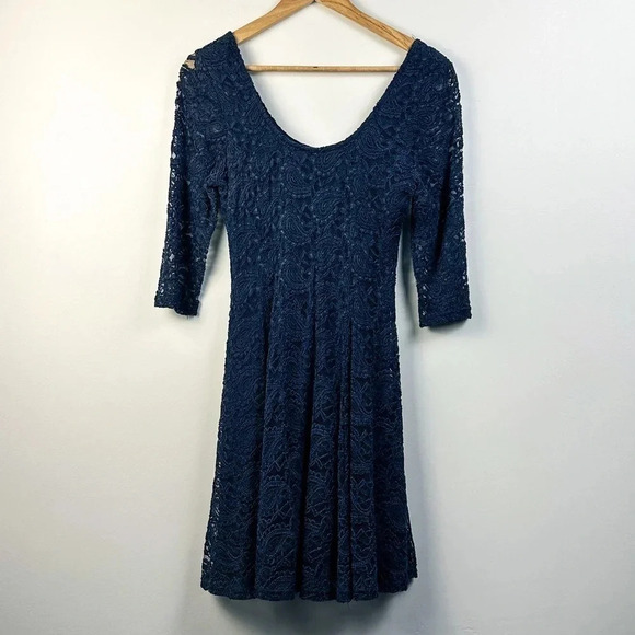 Blue fitted lace stretch  dress - 3/4 sleeves - scoop neck - knee length - M - Picture 2 of 7